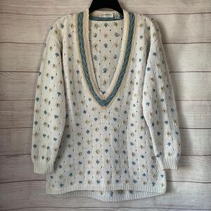 Liz Claiborne Cream and Blue Patterned V-Neck Sweater